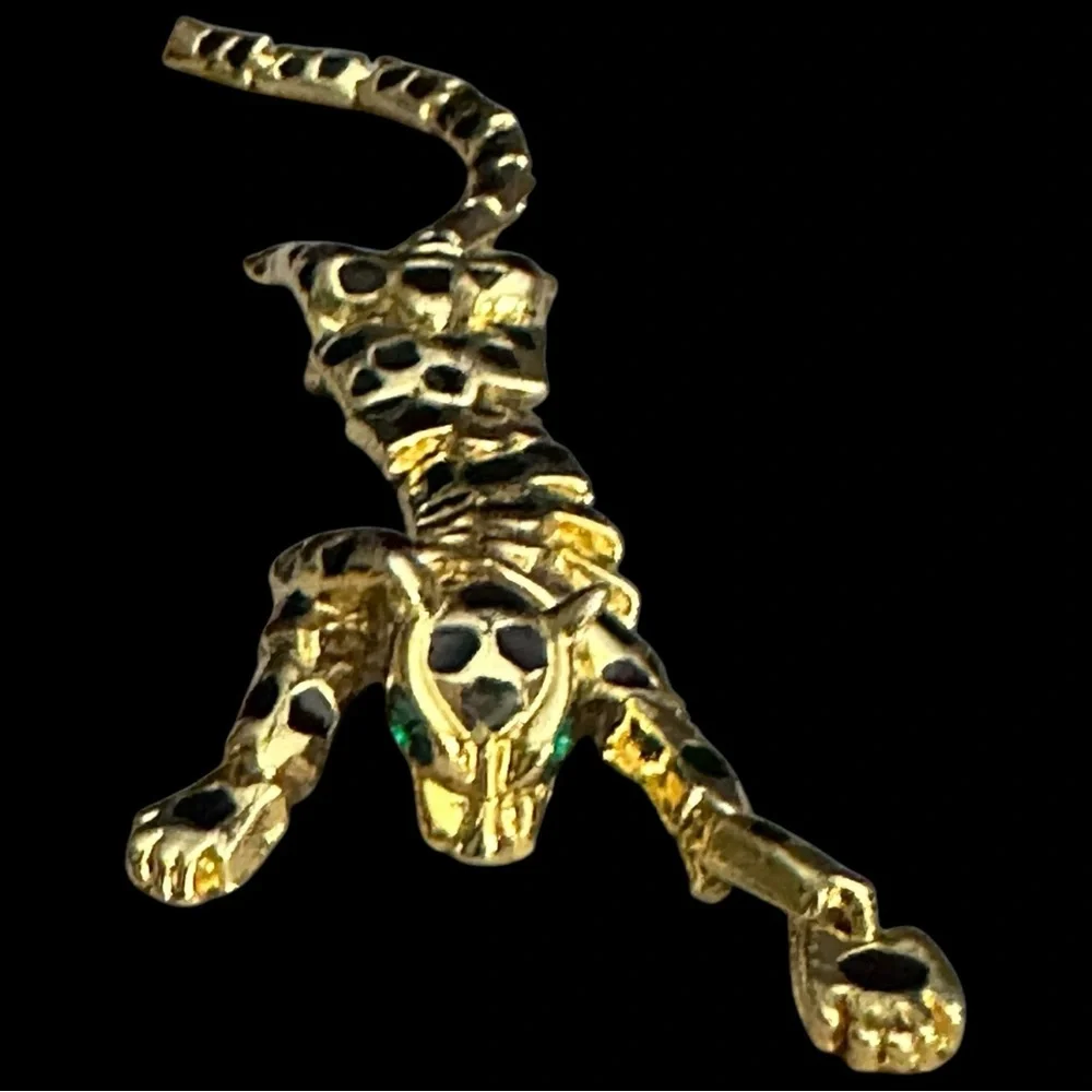 Vintage Leopard Articulated Shoulder Brooch Goldtone Black Enamel Green Eyes - Picture 9 of 15